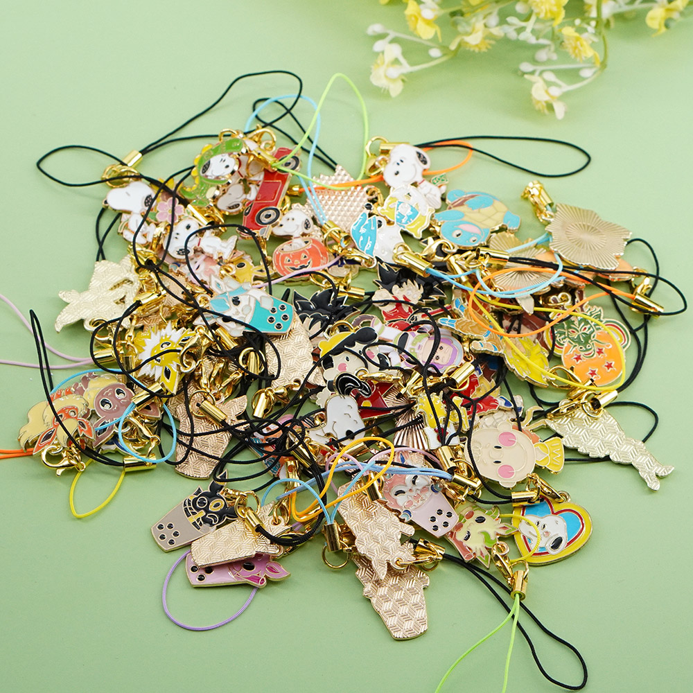Phone Accessories Wholesale In China - Willekeurige gemengde cartoon anime telefoonkoordjes voor